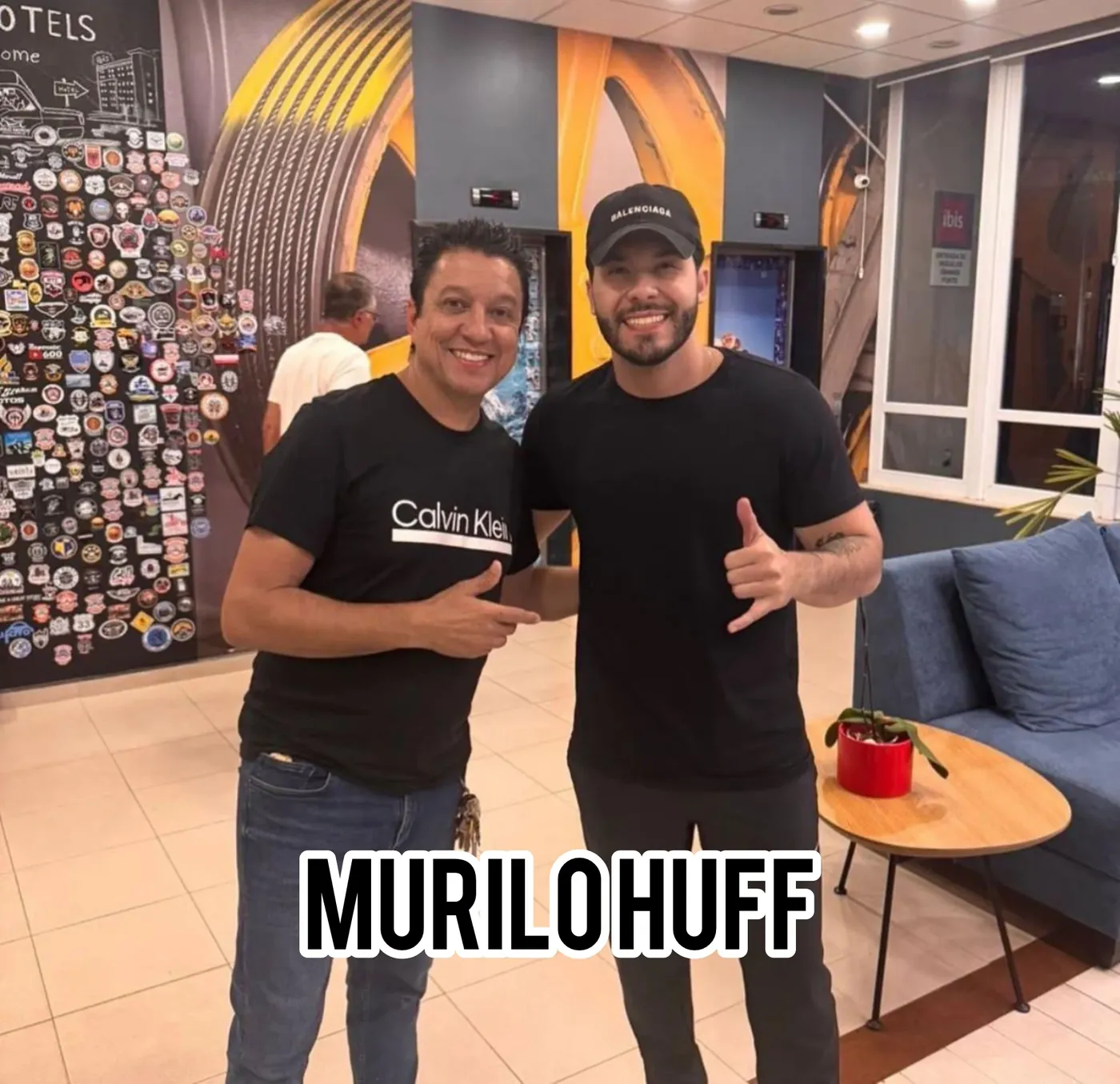 Pedrinho com artista